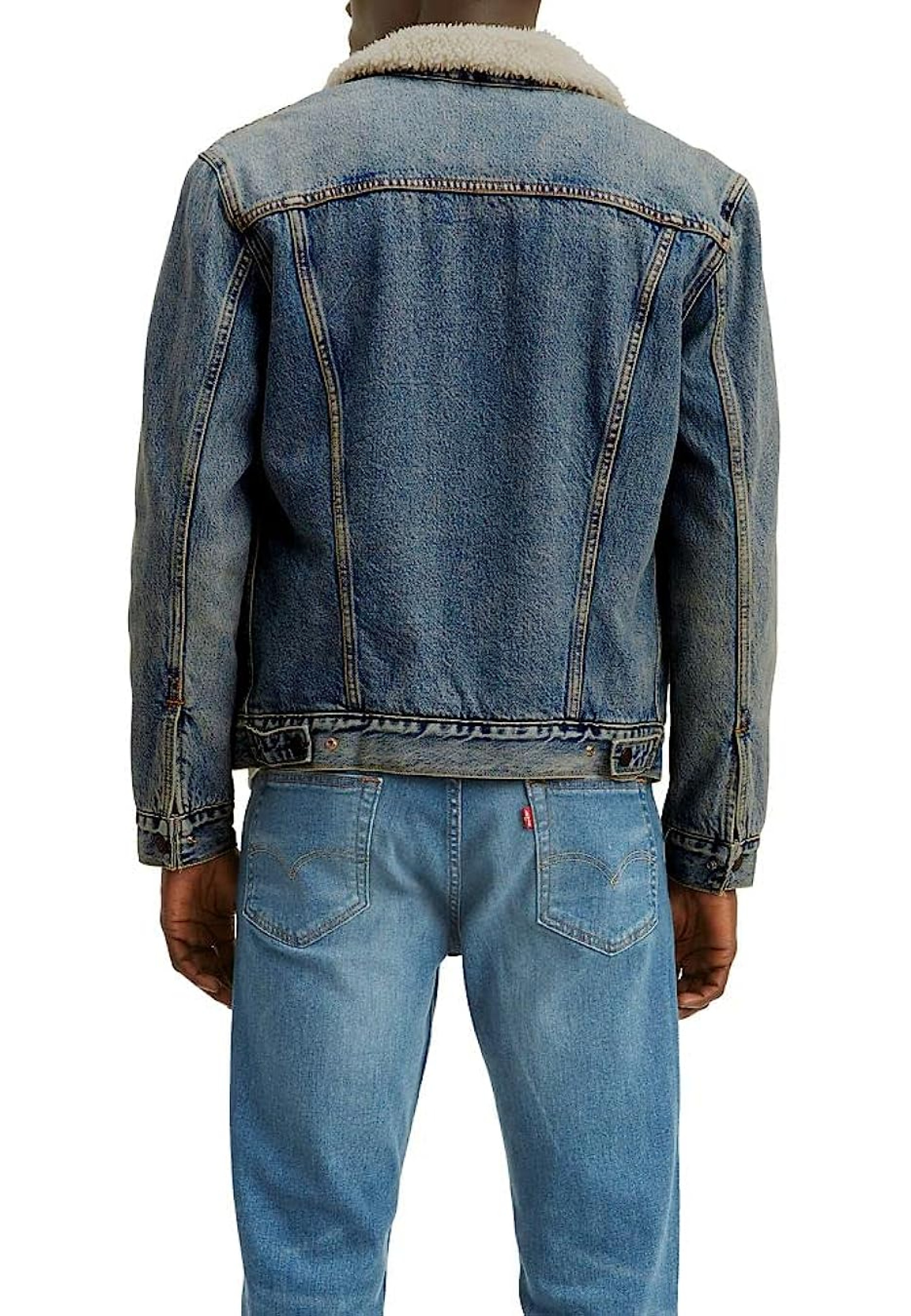 Образ з курткою Levi's Sherpa Trucker Jacket Mustard та джинсами на зимовій прогулянці 2026