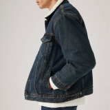 Образ з курткою Levi's Relaxed Fit Sherpa Trucker Night Shadows Dark Wash та джинсами 2025