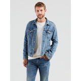 Чоловіча куртка Levi's Trucker Jacket Medium Stonewash у міському образі з джинсами