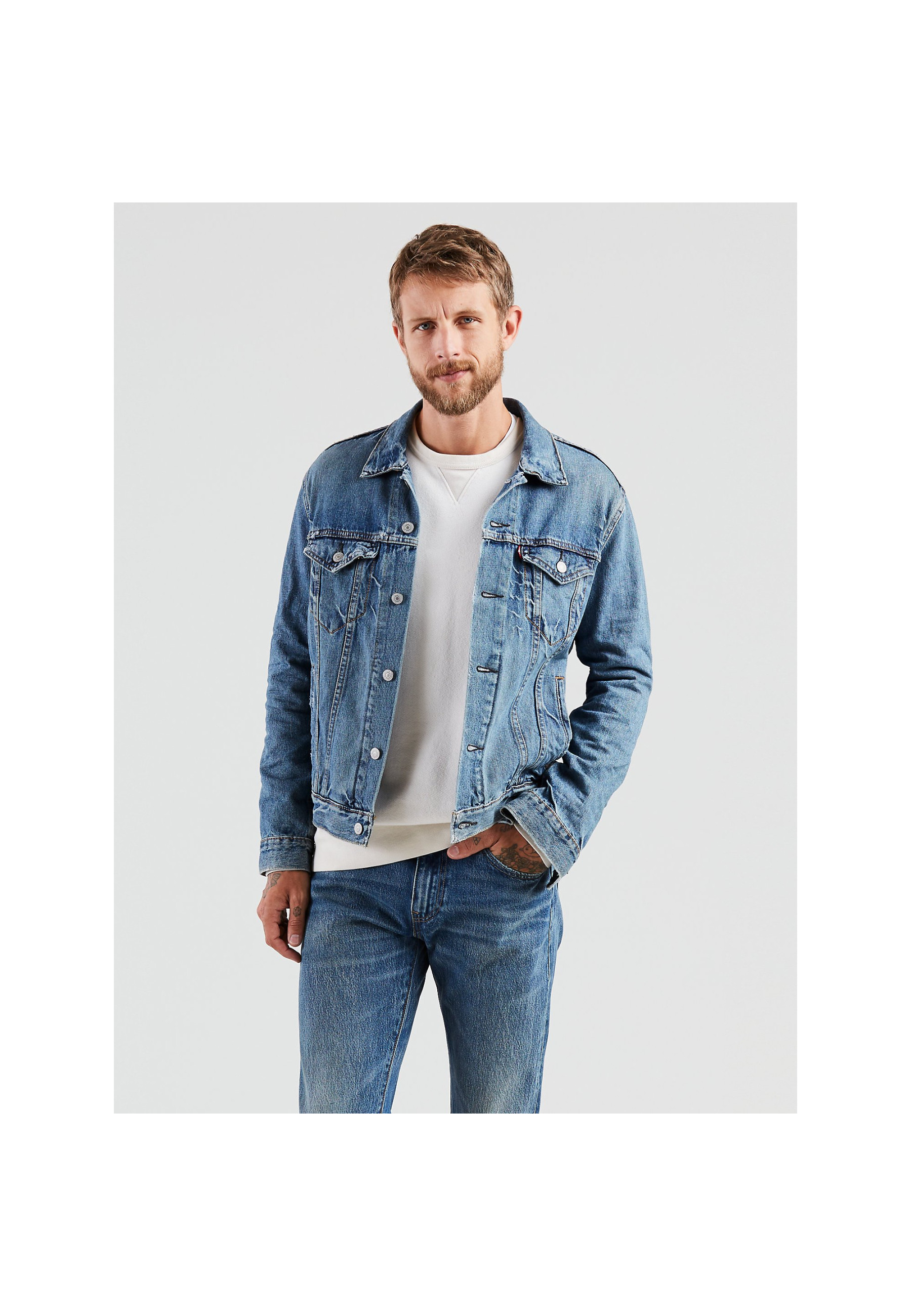 Чоловіча куртка Levi's Trucker Jacket Medium Stonewash у міському образі з джинсами