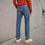 Чоловічі джинси Levi's 505 Regular Fit у кольорі Glowing Medium Indigo в повсякденному образі