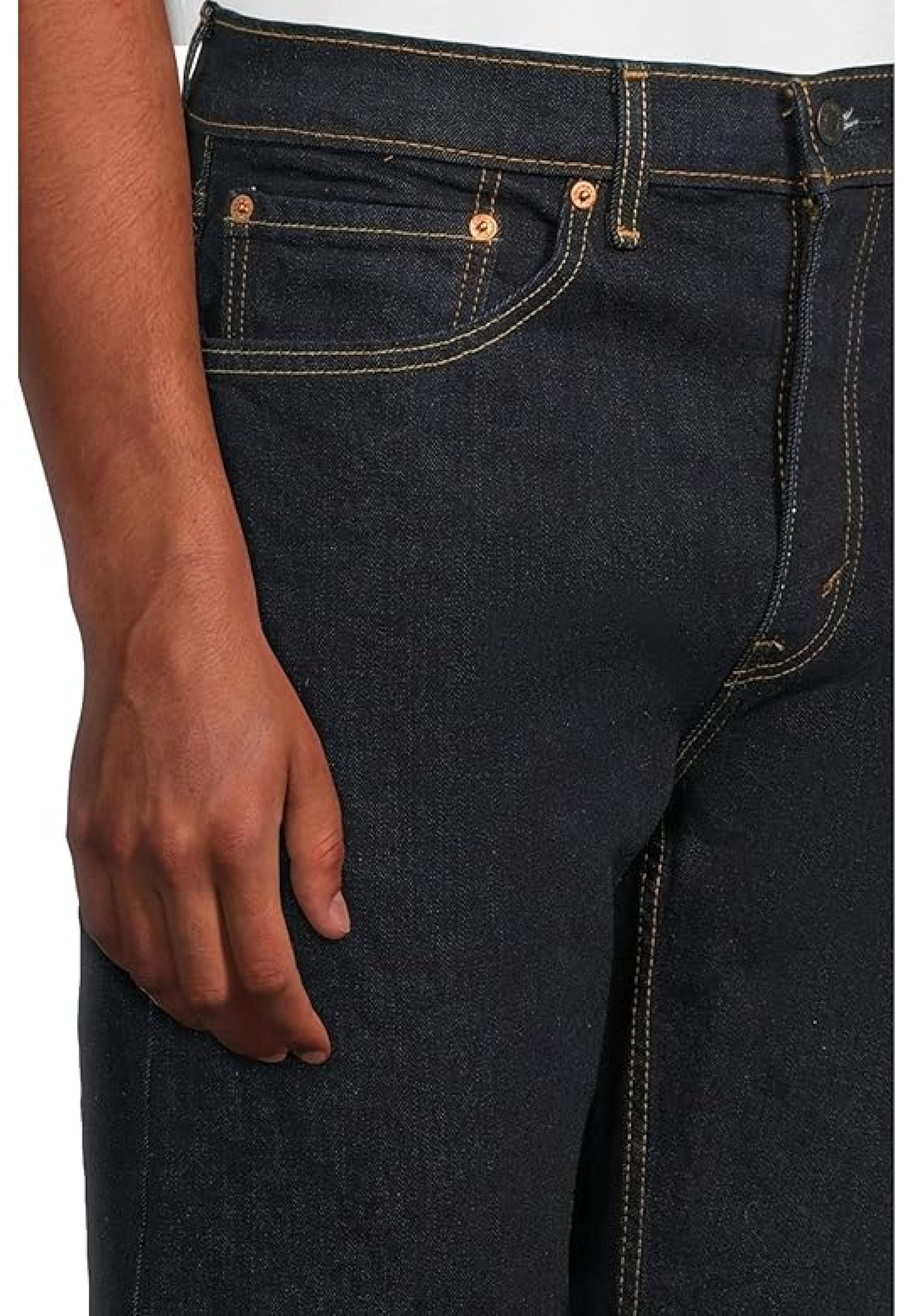 Чоловічі джинси Levi's 505 Regular Rinse Str Dark Wash Style #005051453 у повсякденному луці з кросівками Merrell