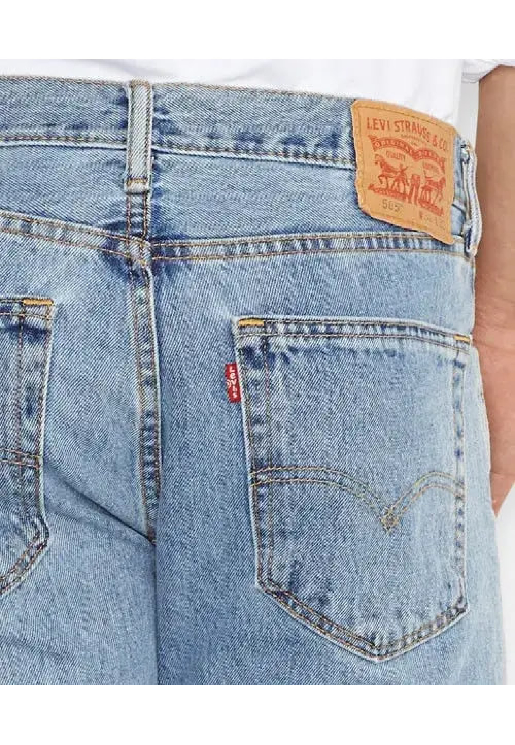 Джинси Levi's 505 Regular Fit Light Stonewash Style #00505-4834 у класичному чоловічому образі