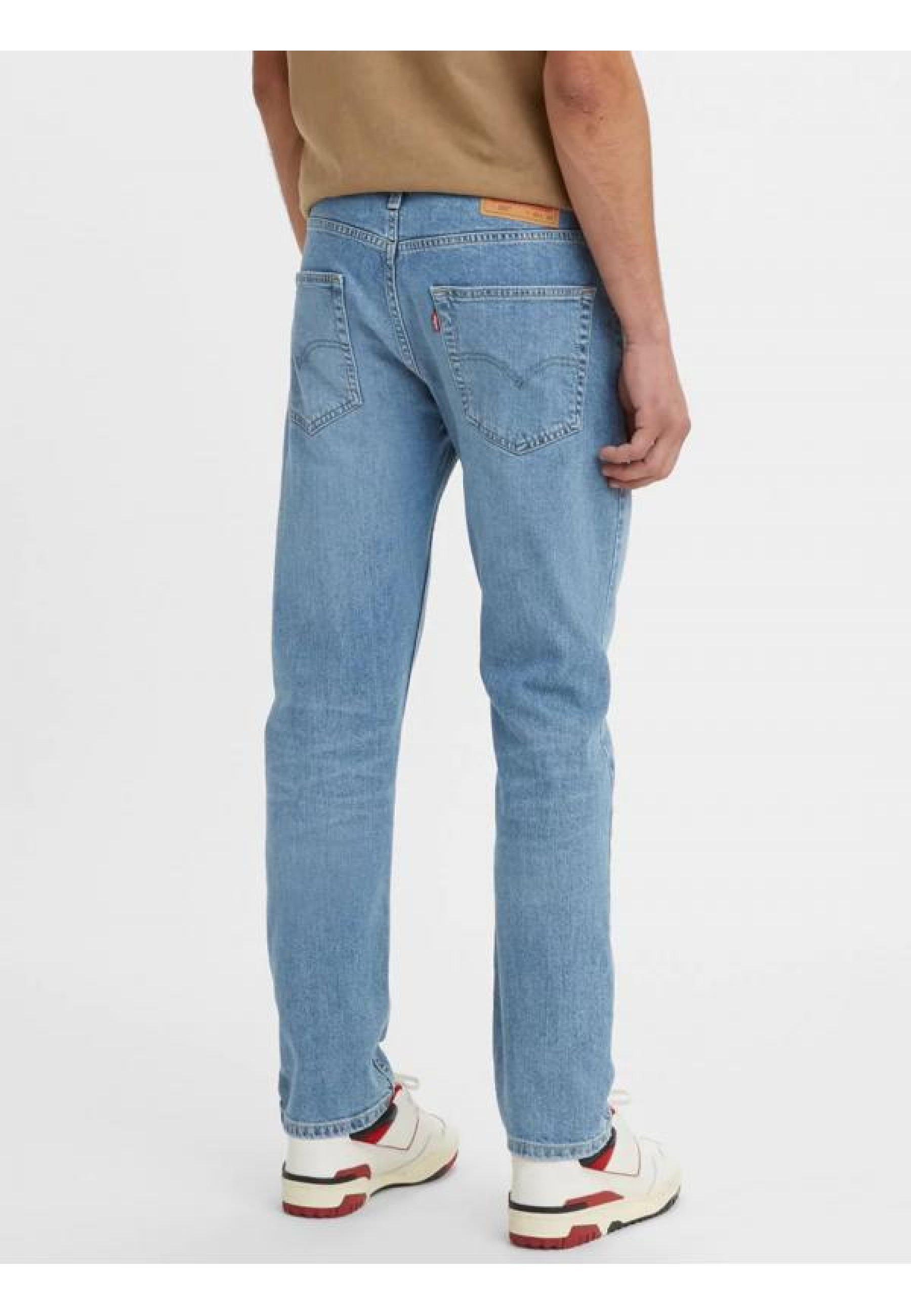 Мужские джинсы Levi's 502 Davie Ivy глубокого зеленого цвета на модели