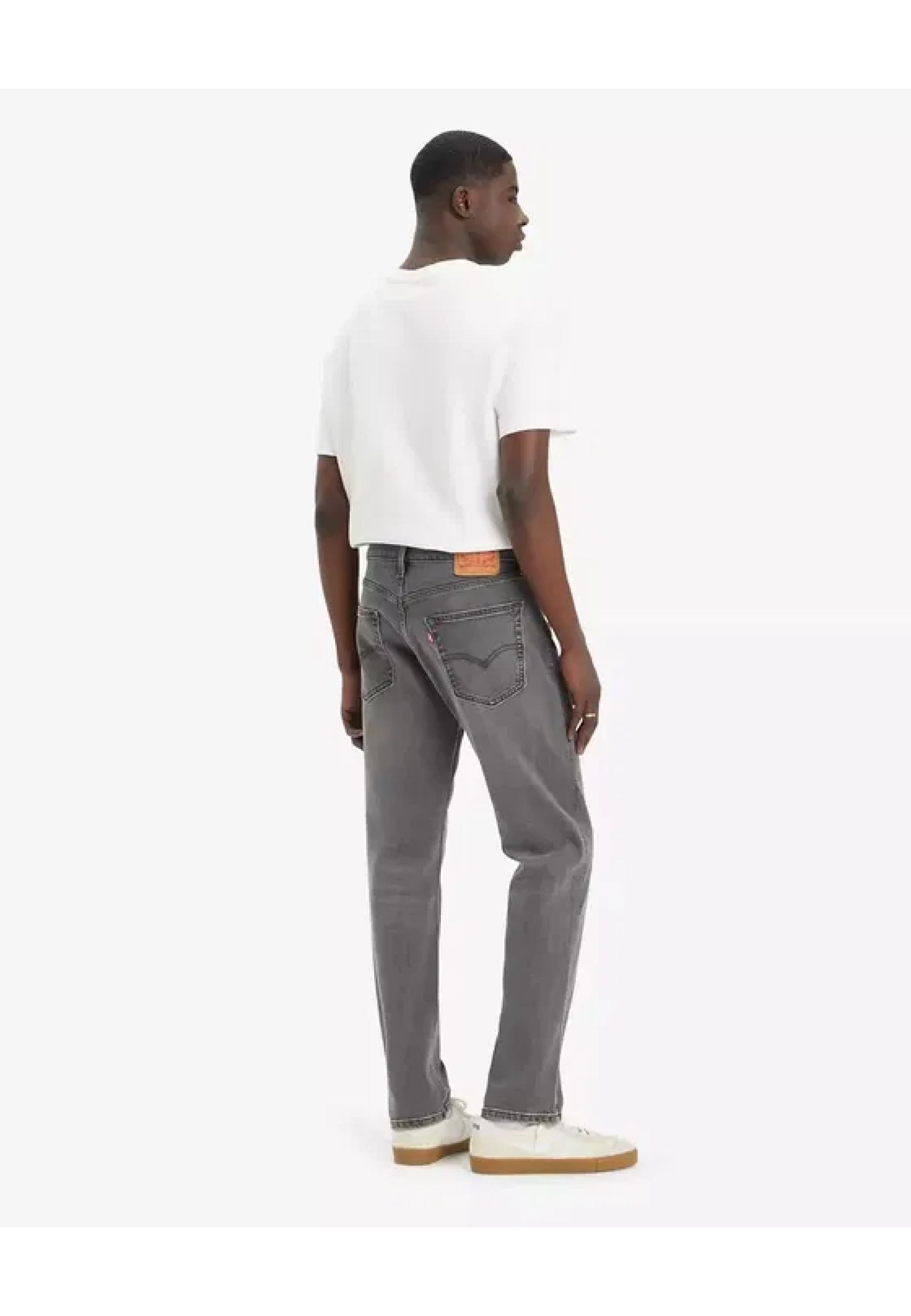 Outfit with Levi's 502 Taper Stargazer ADV jeans on urban walk 2026