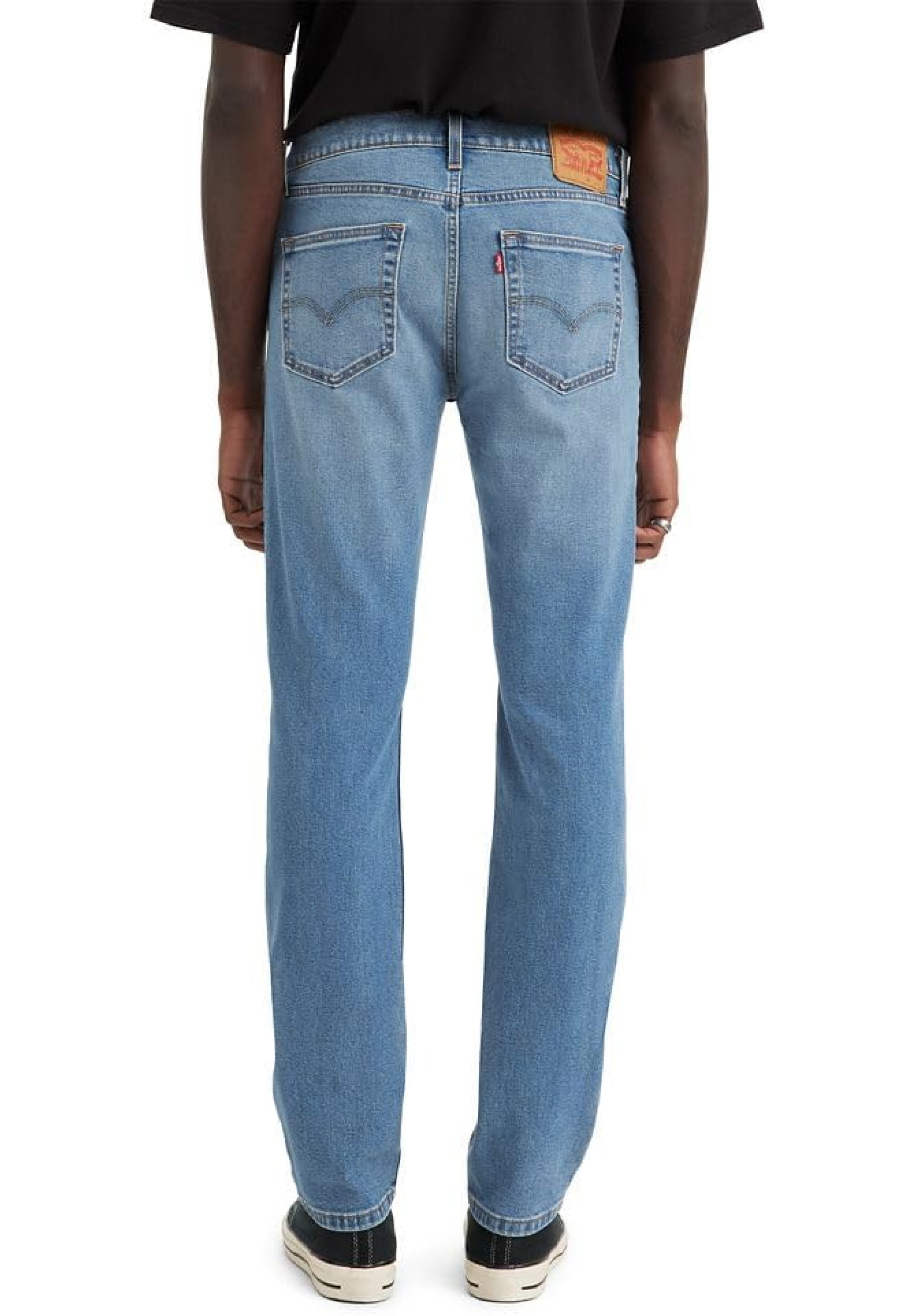 Чоловічі джинси Levi's 511 Always Adapt синього кольору з потертостями на моделі