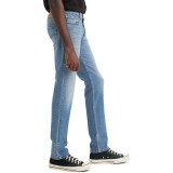 Чоловічі джинси Levi's 511 Always Adapt синього кольору з потертостями на моделі