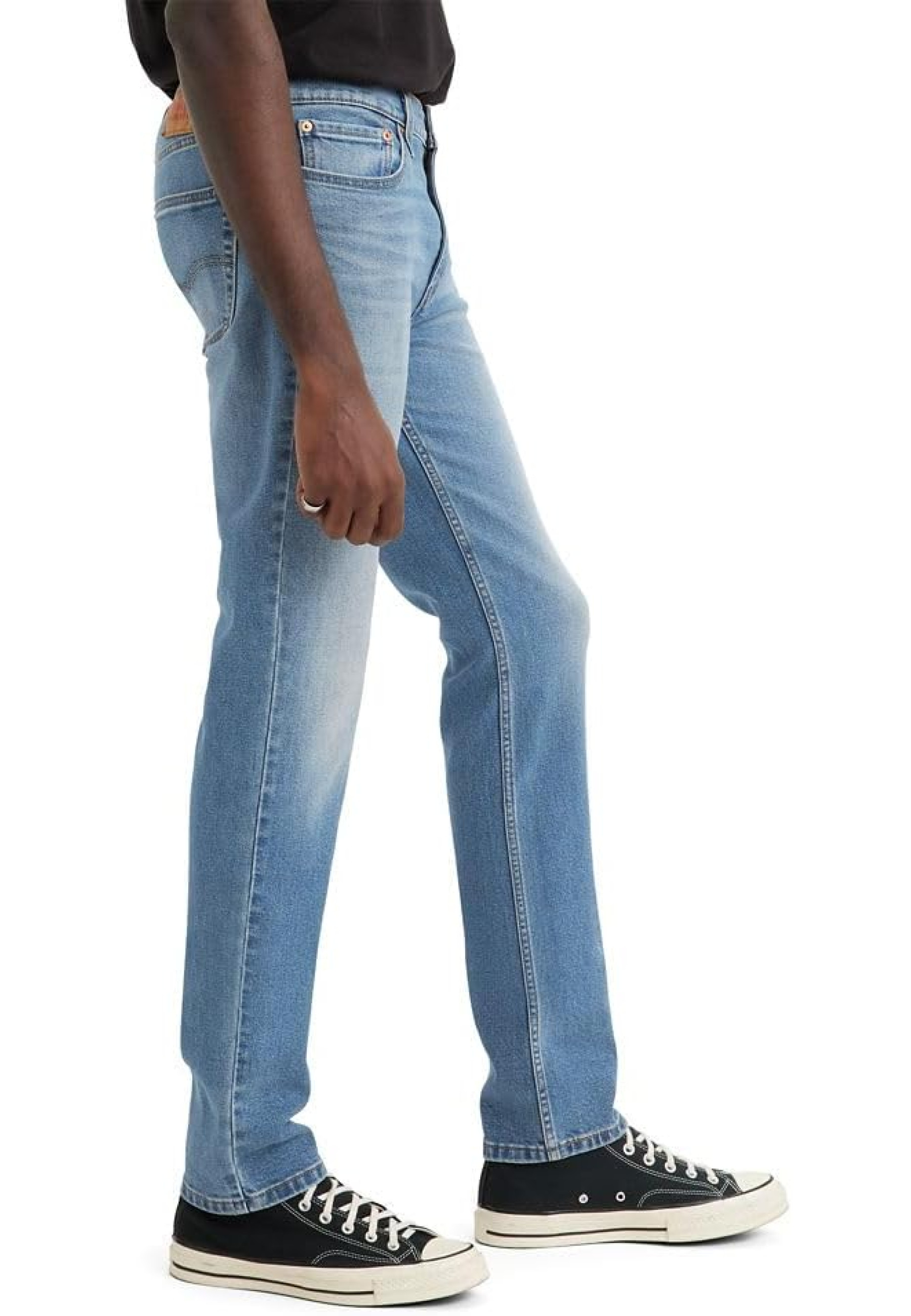 Чоловічі джинси Levi's 511 Always Adapt синього кольору з потертостями на моделі