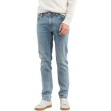 Мужские джинсы Levi's 511 Pickles ADV глубокого синего цвета на модели