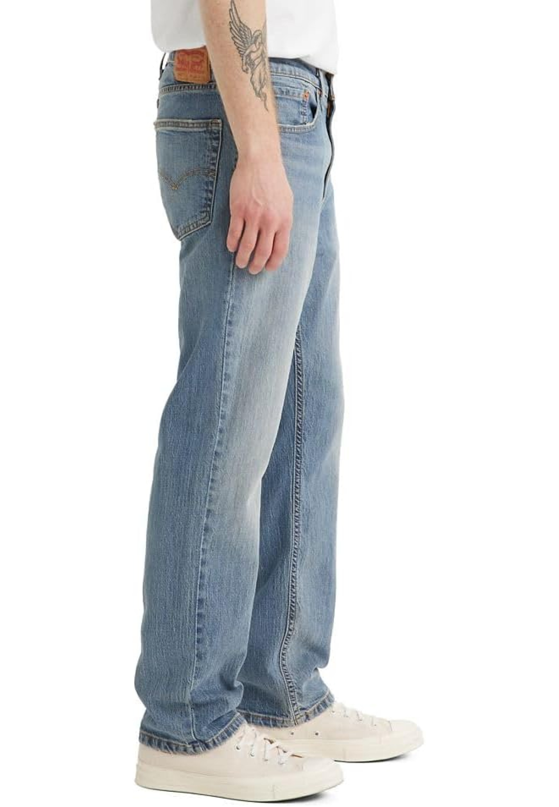 Чоловічі джинси Levi's 541 Never Give You Up синього кольору на моделі