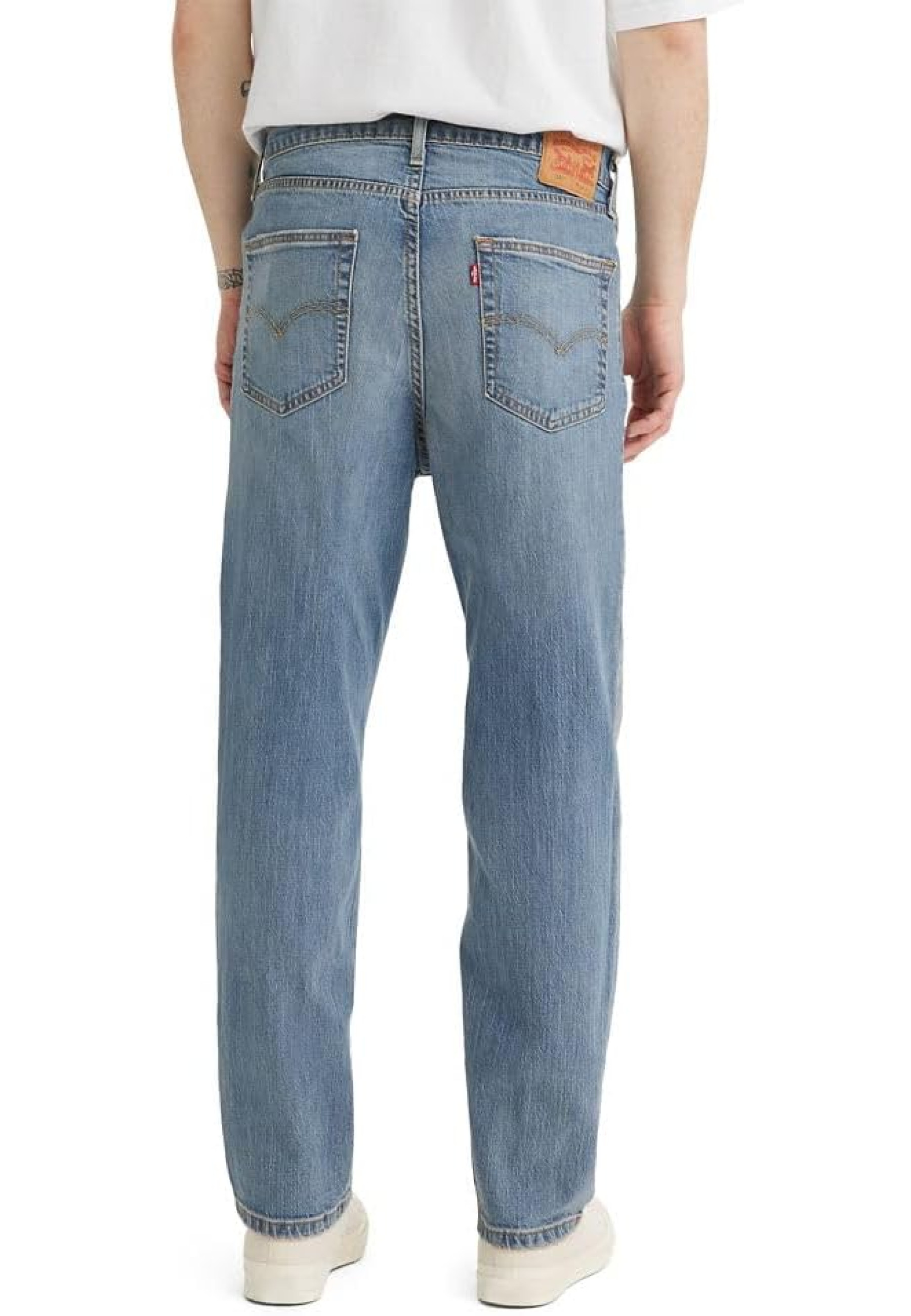 Чоловічі джинси Levi's 541 Never Give You Up синього кольору на моделі