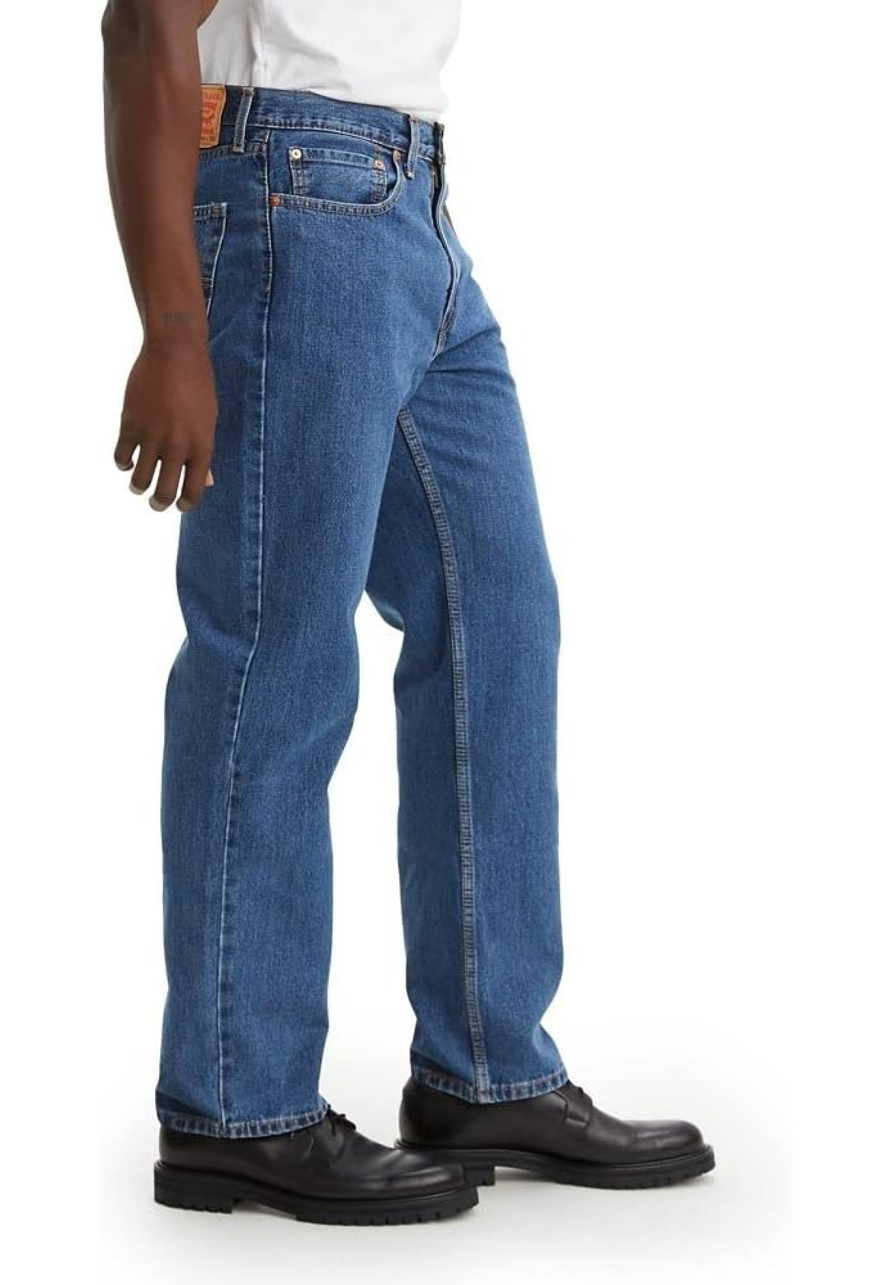 Образ с джинсами Levi's 550 Relaxed Fit Medium Stonewash и обувью 2025