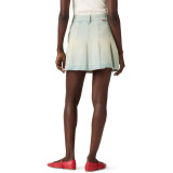 Спідниця Levi's Pleated Mini Skirt On Blast Style #001VO0003 у повсякденному луці з топом і кросівками