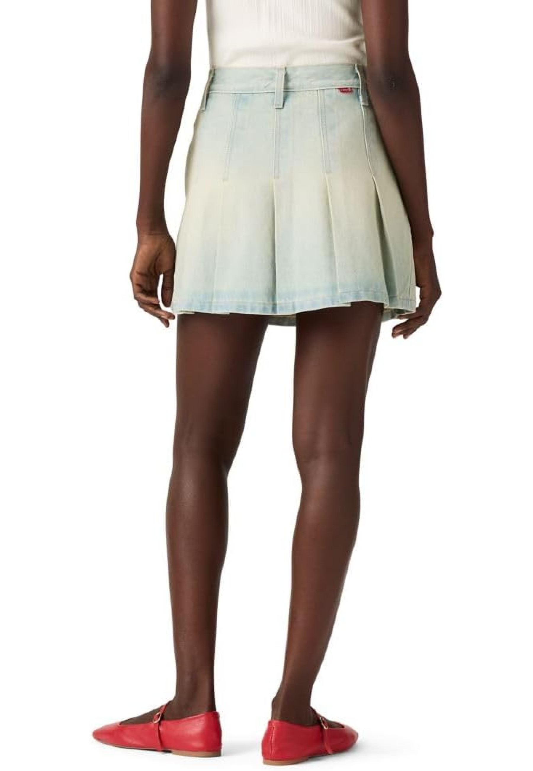 Спідниця Levi's Pleated Mini Skirt On Blast Style #001VO0003 у повсякденному луці з топом і кросівками