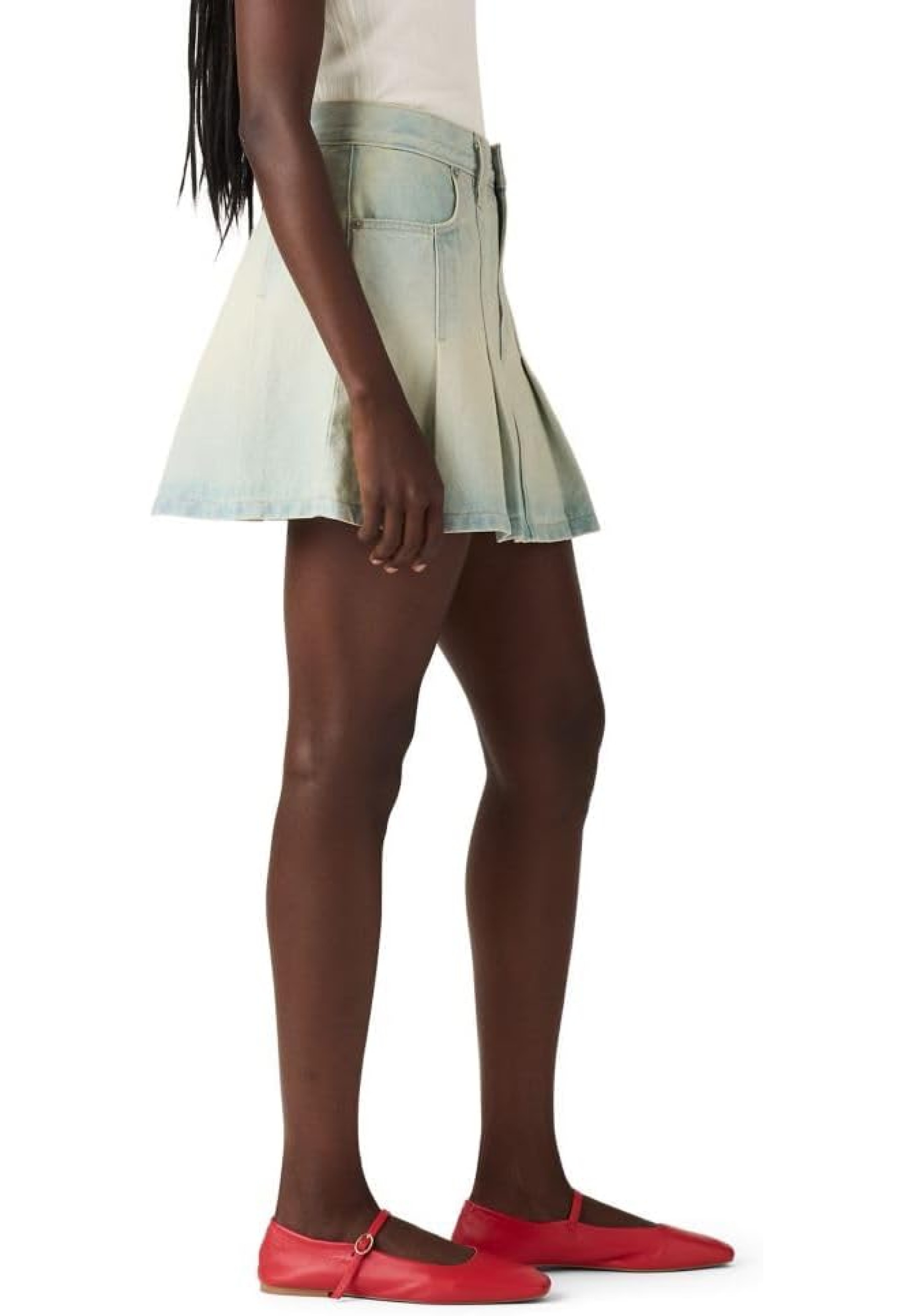 Спідниця Levi's Pleated Mini Skirt On Blast Style #001VO0003 у повсякденному луці з топом і кросівками