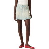 Спідниця Levi's Pleated Mini Skirt On Blast Style #001VO0003 у повсякденному луці з топом і кросівками