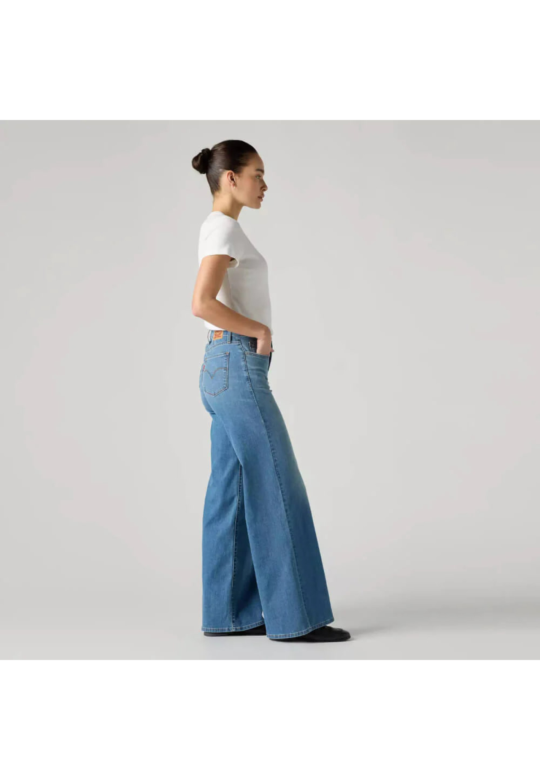 Жіночі джинси Levi's 318 Shaping Wide Leg Cool Satisfaction Style #001PZ0015 у повсякденному образі