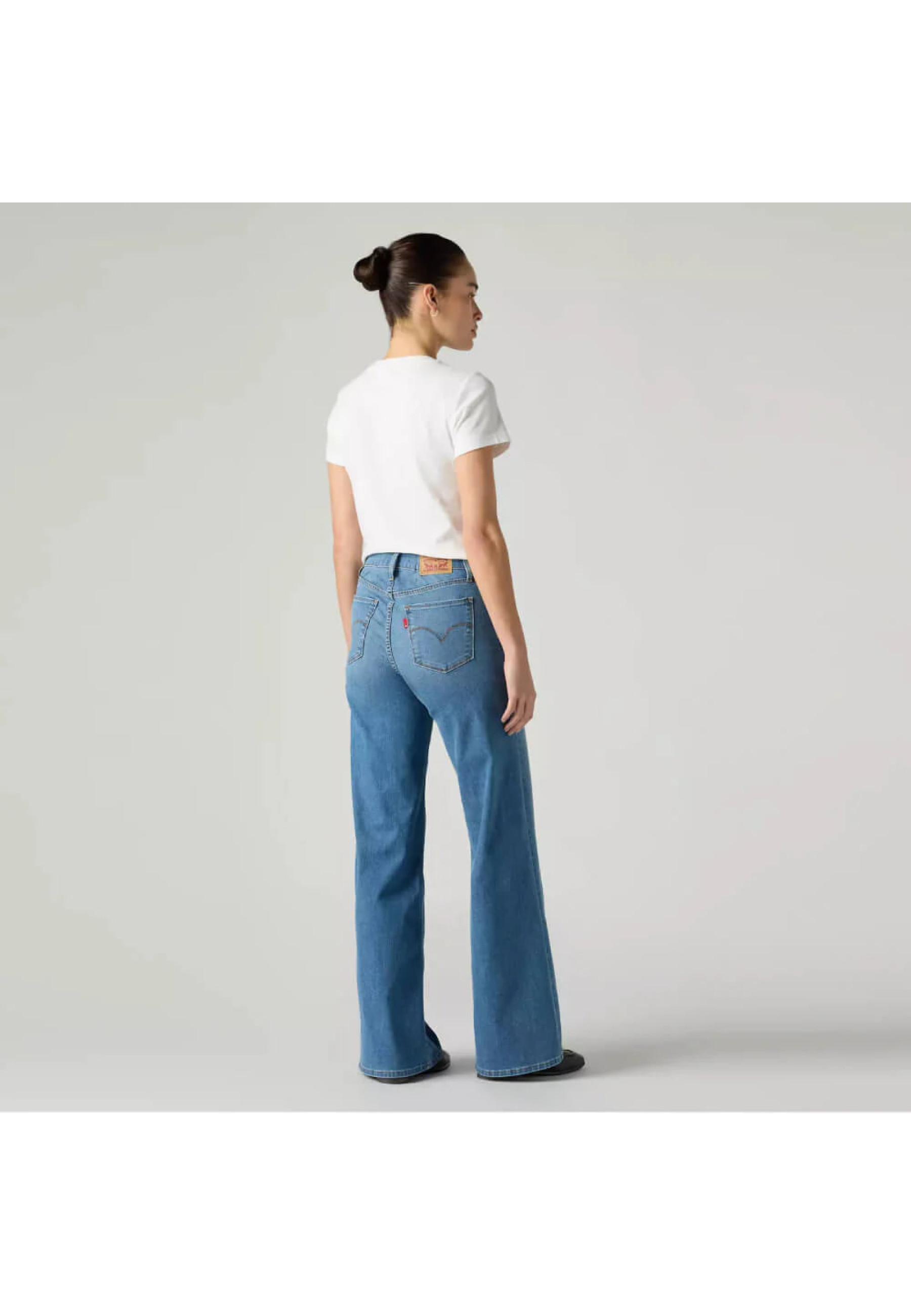 Жіночі джинси Levi's 318 Shaping Wide Leg Cool Satisfaction Style #001PZ0015 у повсякденному образі