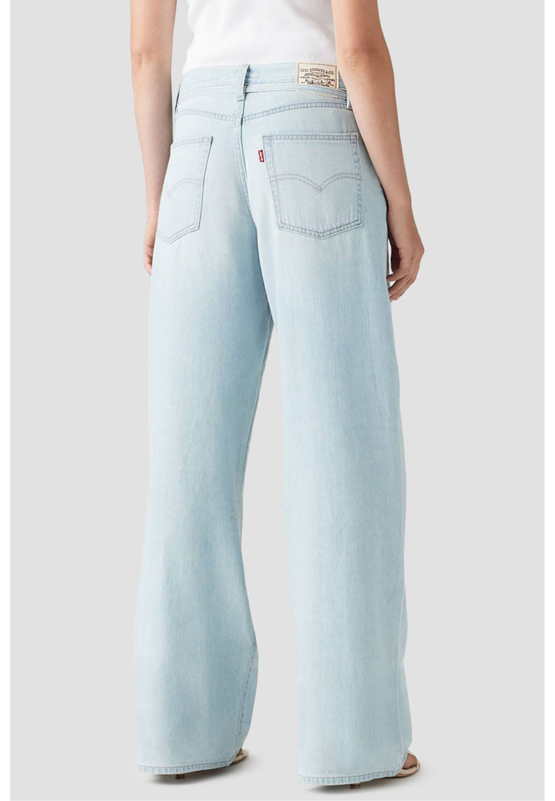 Жіночі джинси Levi's XL Baggy Straight Linen+ Denim Luxury Trip у повсякденному образі з oversize крою