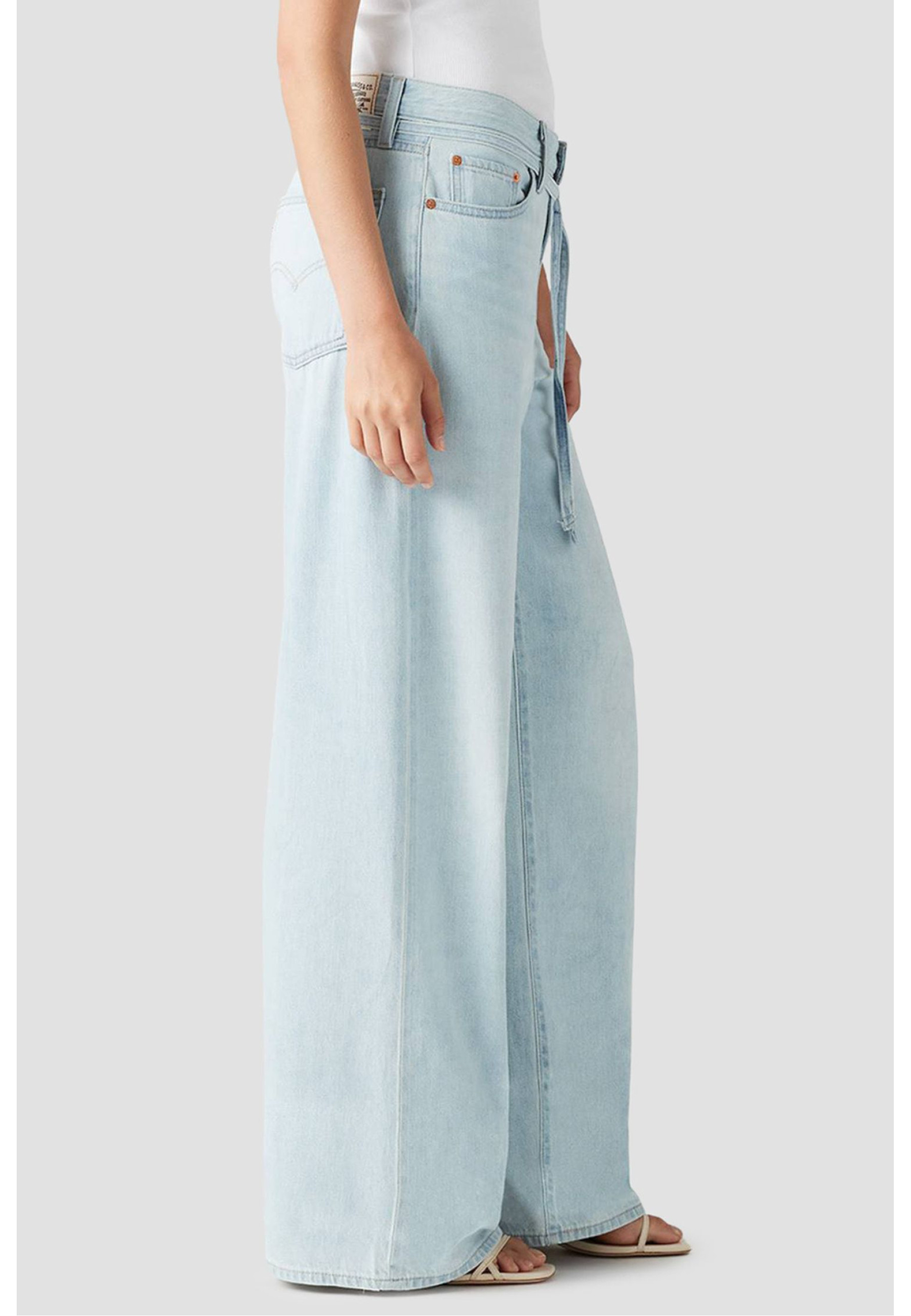Жіночі джинси Levi's XL Baggy Straight Linen+ Denim Luxury Trip у повсякденному образі з oversize крою