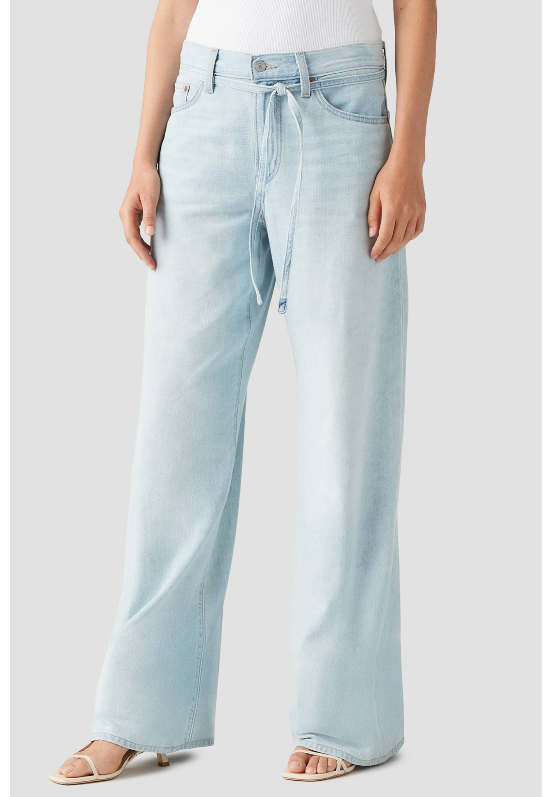 Жіночі джинси Levi's XL Baggy Straight Linen+ Denim Luxury Trip у повсякденному образі з oversize крою