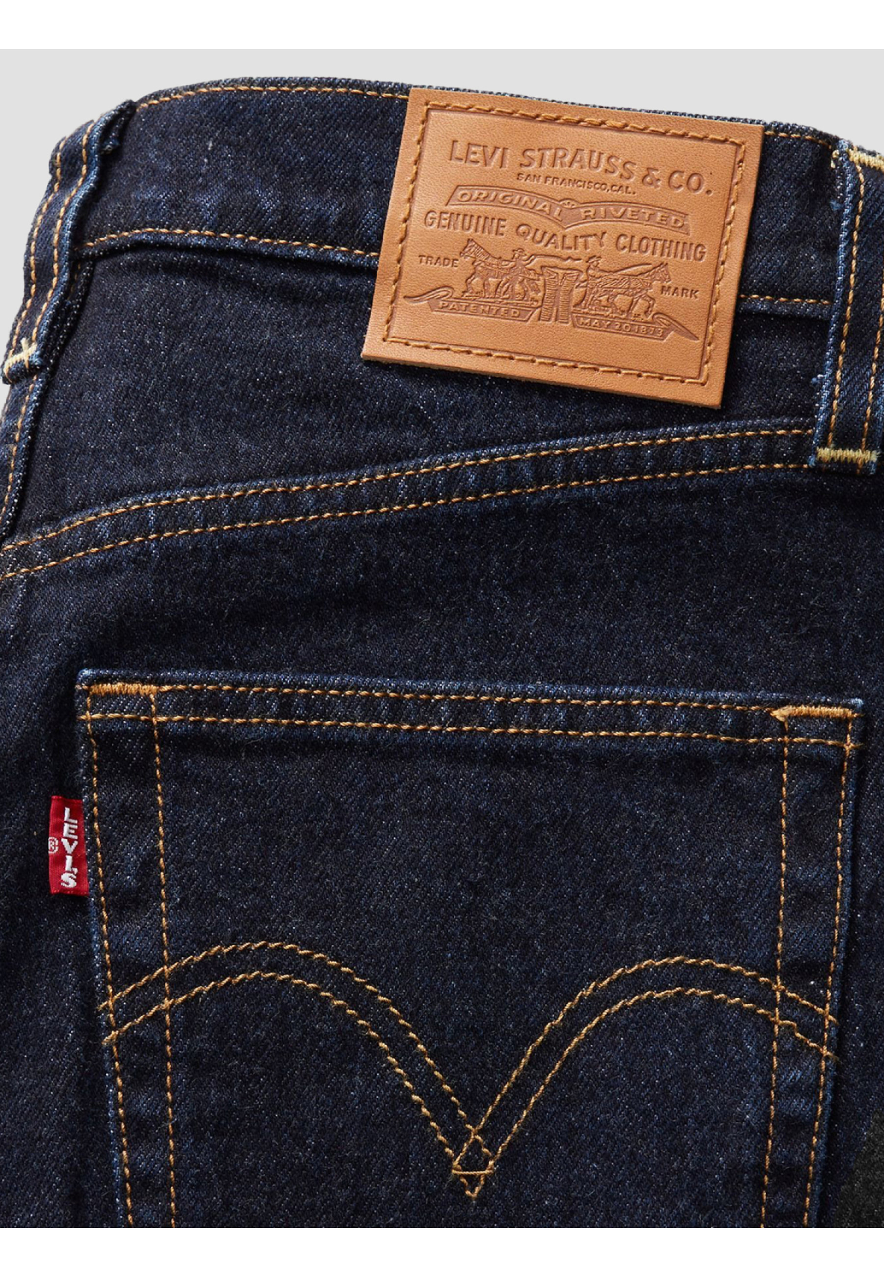 Образ з жіночими джинсами Levi's Low Pro Reign Of The Rinse Dark Wash 2026