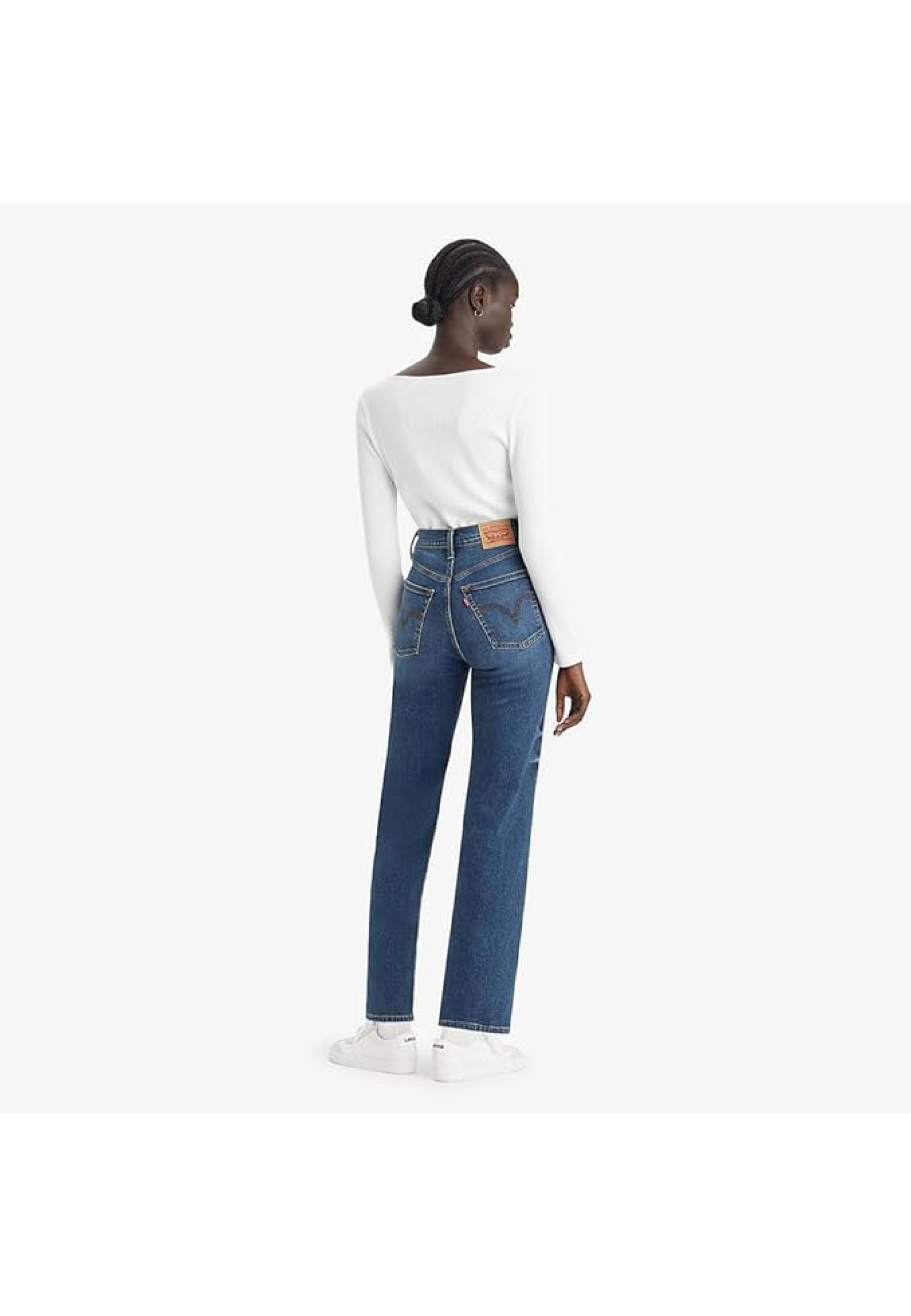 Жіночі штани Levi's Ribcage Straight Ankle Dial Up Style #726930206 у повсякденному образі з топом