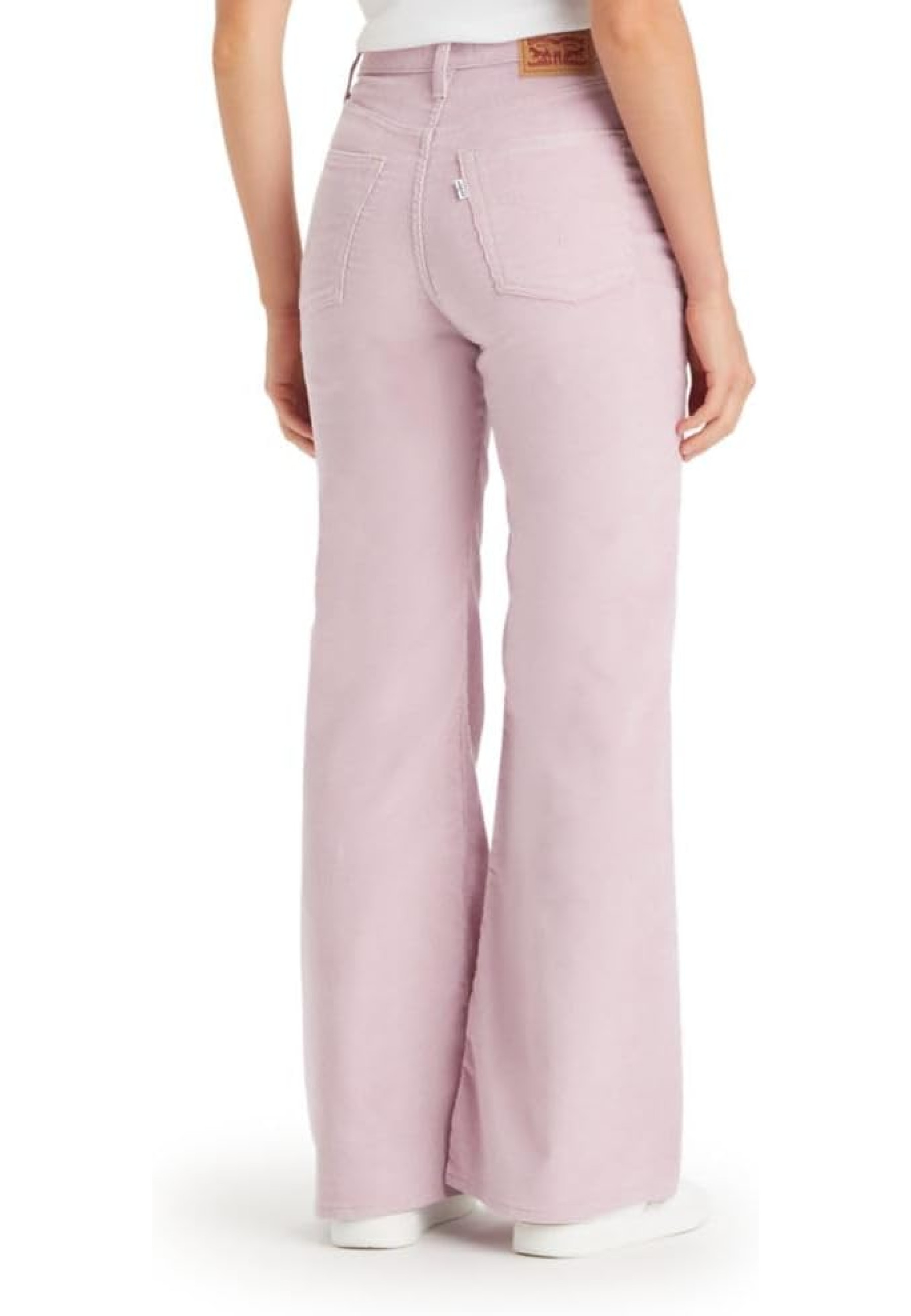 Жіночі джинси Levi's Ribcage Bell Keepsake Lilac Purple у повсякденному луці з топом та кросівками