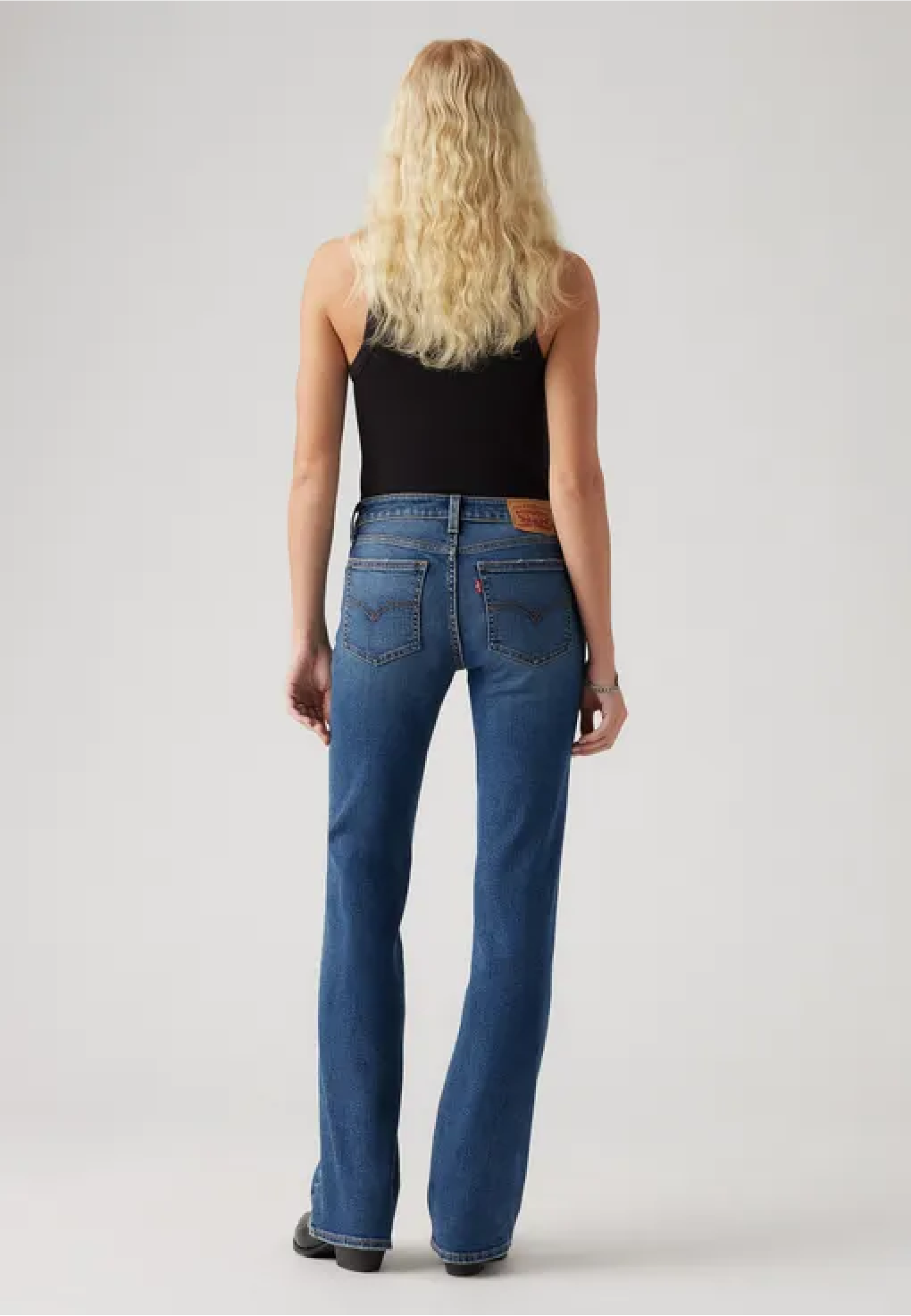 Образ з жіночими джинсами Levi's Superlow Bootcut The Last Straw Dark Wash та взуттям 2026