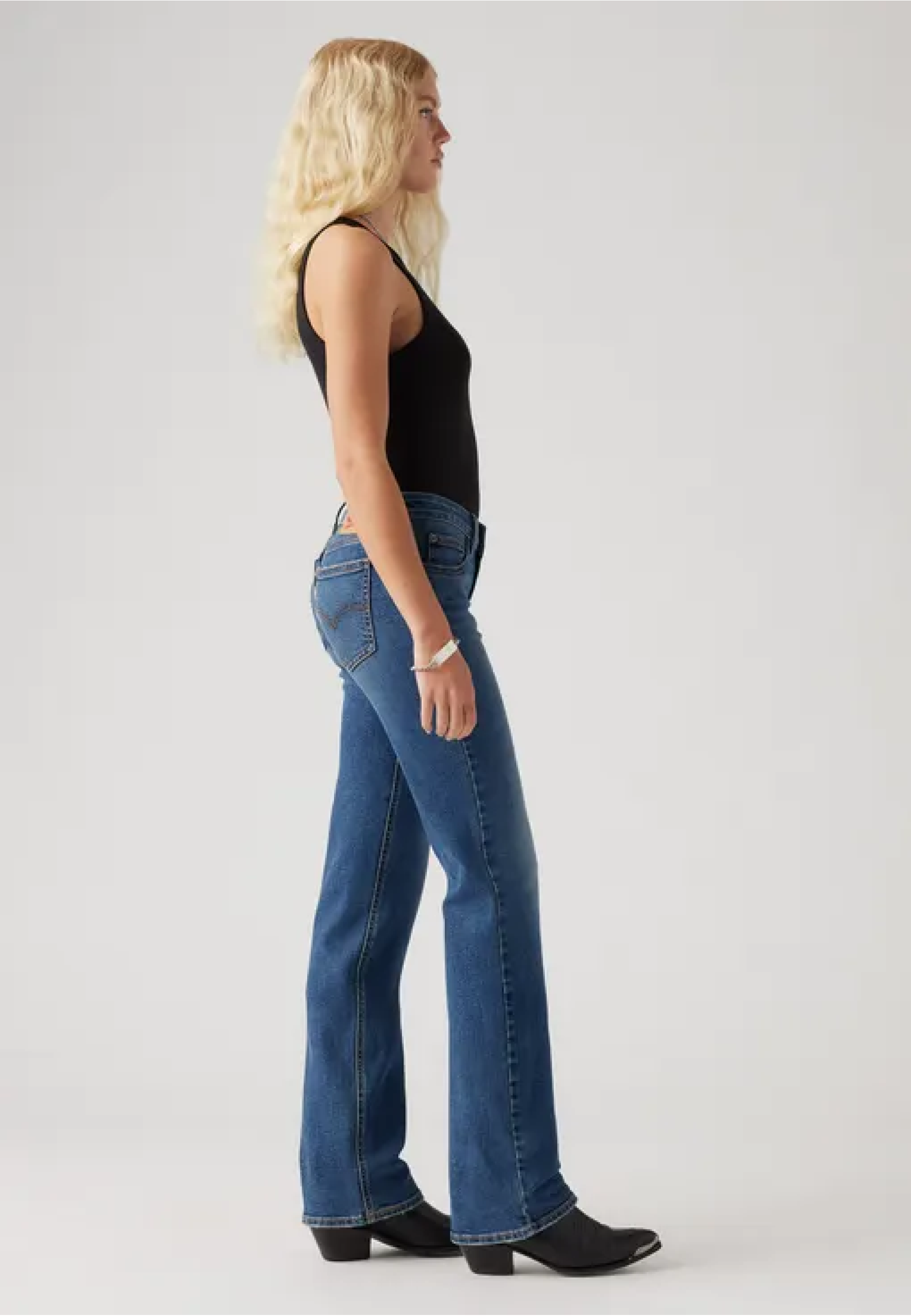 Образ з жіночими джинсами Levi's Superlow Bootcut The Last Straw Dark Wash та взуттям 2026