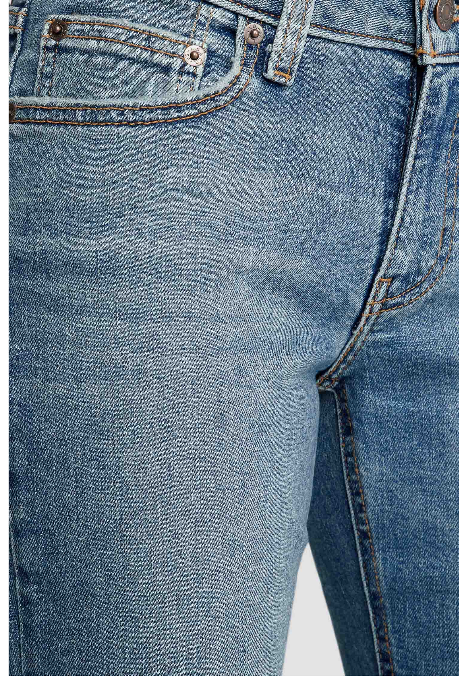 Жіночі джинси Levi's Superlow Bootcut Medium Wash у повсякденному образі з чоботами