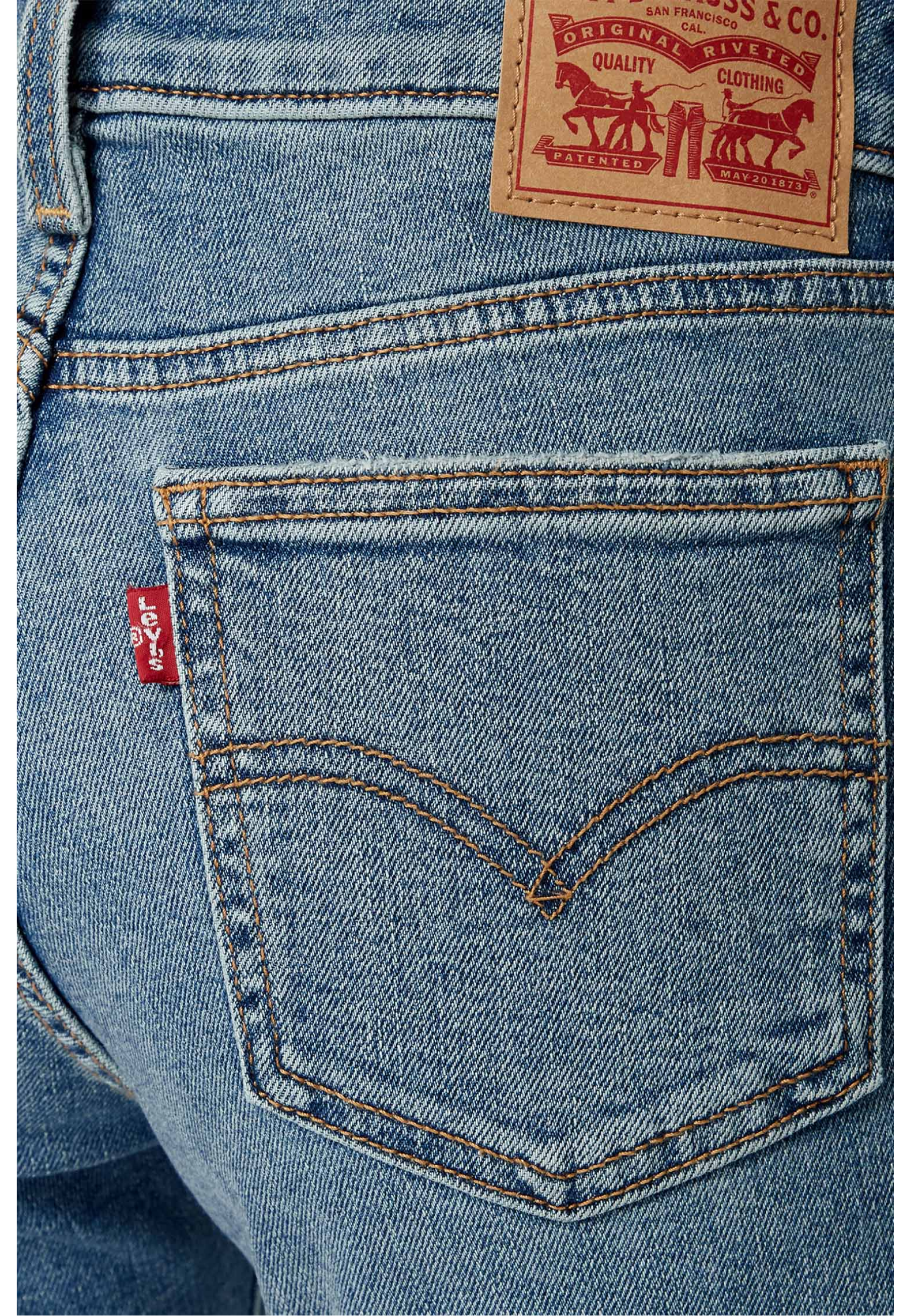 Жіночі джинси Levi's Superlow Bootcut Medium Wash у повсякденному образі з чоботами