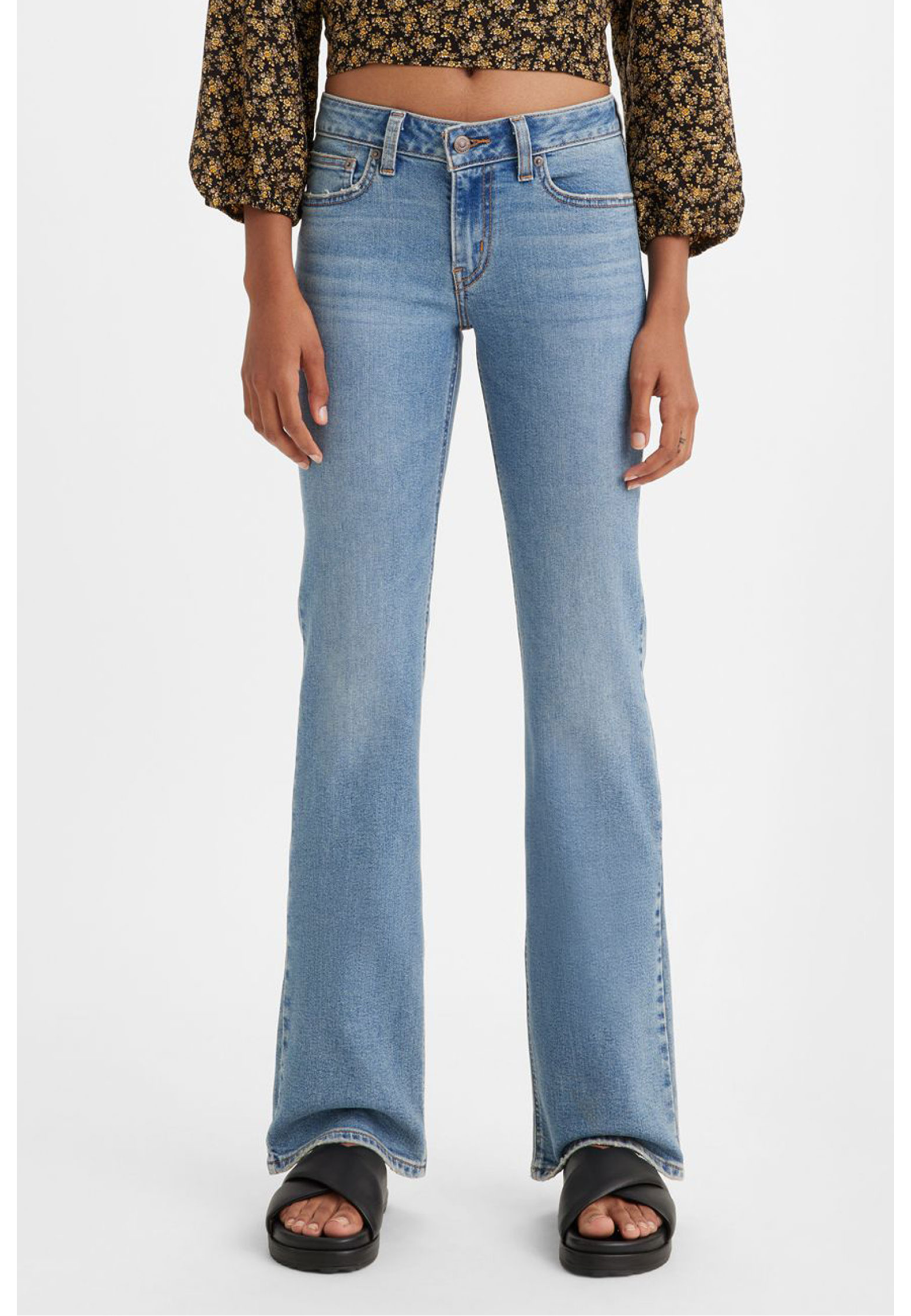 Жіночі джинси Levi's Superlow Bootcut Medium Wash у повсякденному образі з чоботами