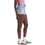 Жіночі шорти Levi's 501 Original Shorts у кольорі Micro Vibes з топом і кросівками у літньому образі 2026