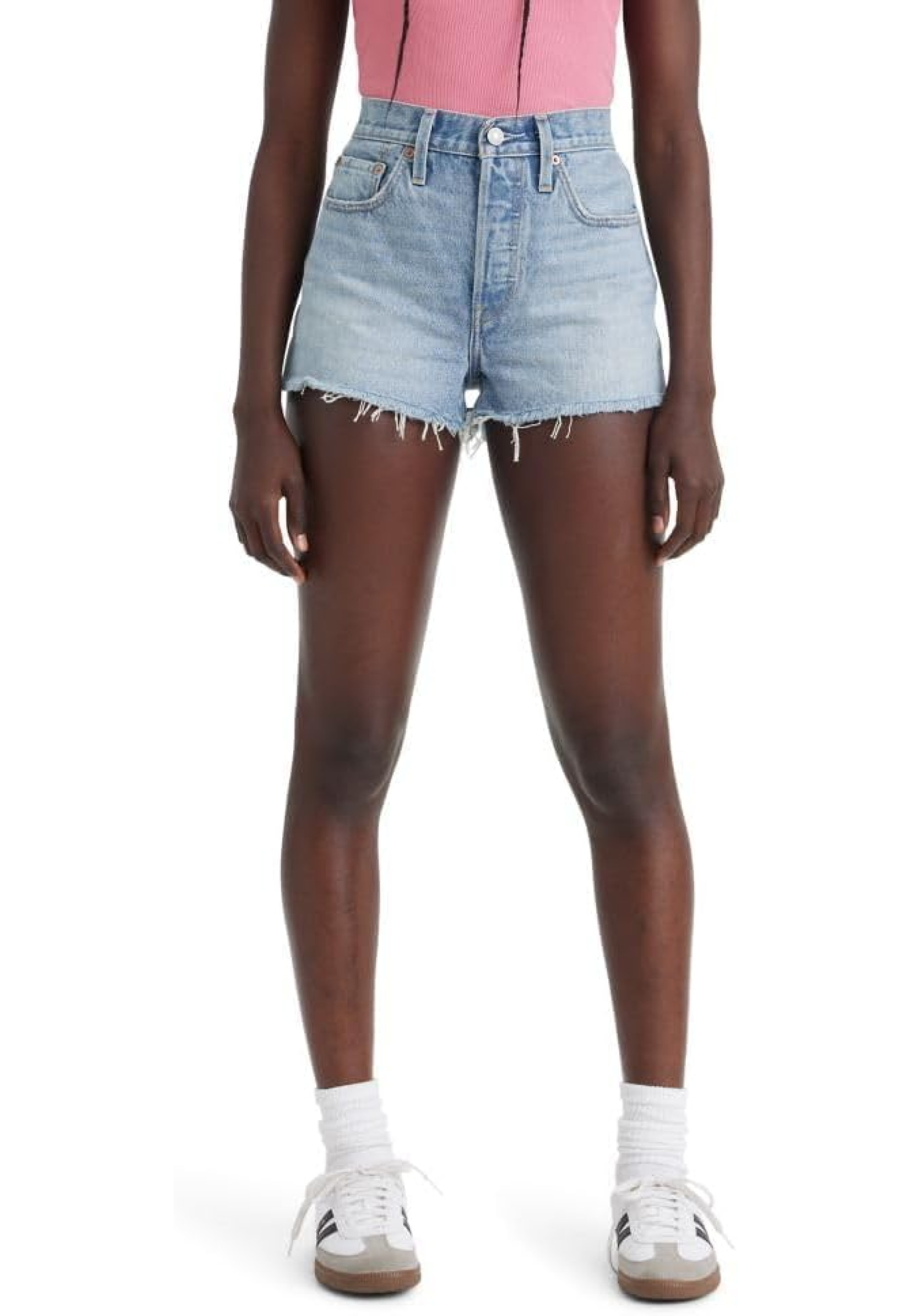 Жіночі шорти Levi's 501 Original Shorts у кольорі Micro Vibes з топом і кросівками у літньому образі 2026
